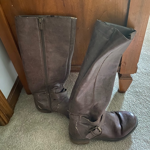 Boots 👢 - Picture 1 of 2